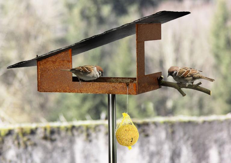 VH-6-R bird feeder in Corten steel with slate roof